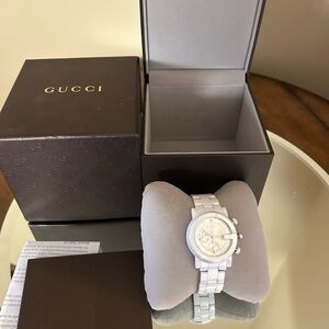 Gucci watch in white